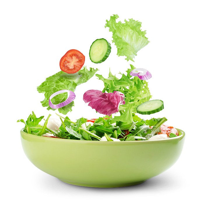 Frischer gemischter Salat mit Tomaten, Gurken, Zwiebeln und Blattsalaten in einer grünen Schale – Zutaten schweben in der Luft