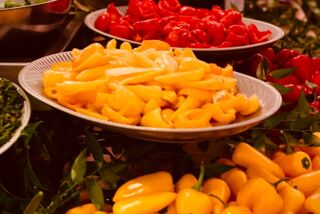 Buffet mit gelben, roten und grünen Paprika sowie weiteren frischen Zutaten beim Kitchen Takeover