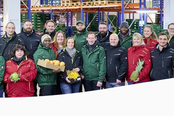 Mitarbeitende der Henning Broscheit GmbH im Lagerbereich – Teamfoto auf der Jobseite als Einblick in den Arbeitsalltag